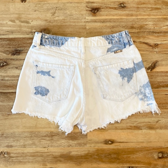 KanCan Bleached Shorts NWT - Picture 2 of 2